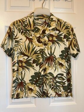 Analog Vintage Short-Sleeve Tropical Print Camp Shirt in Green and Cream